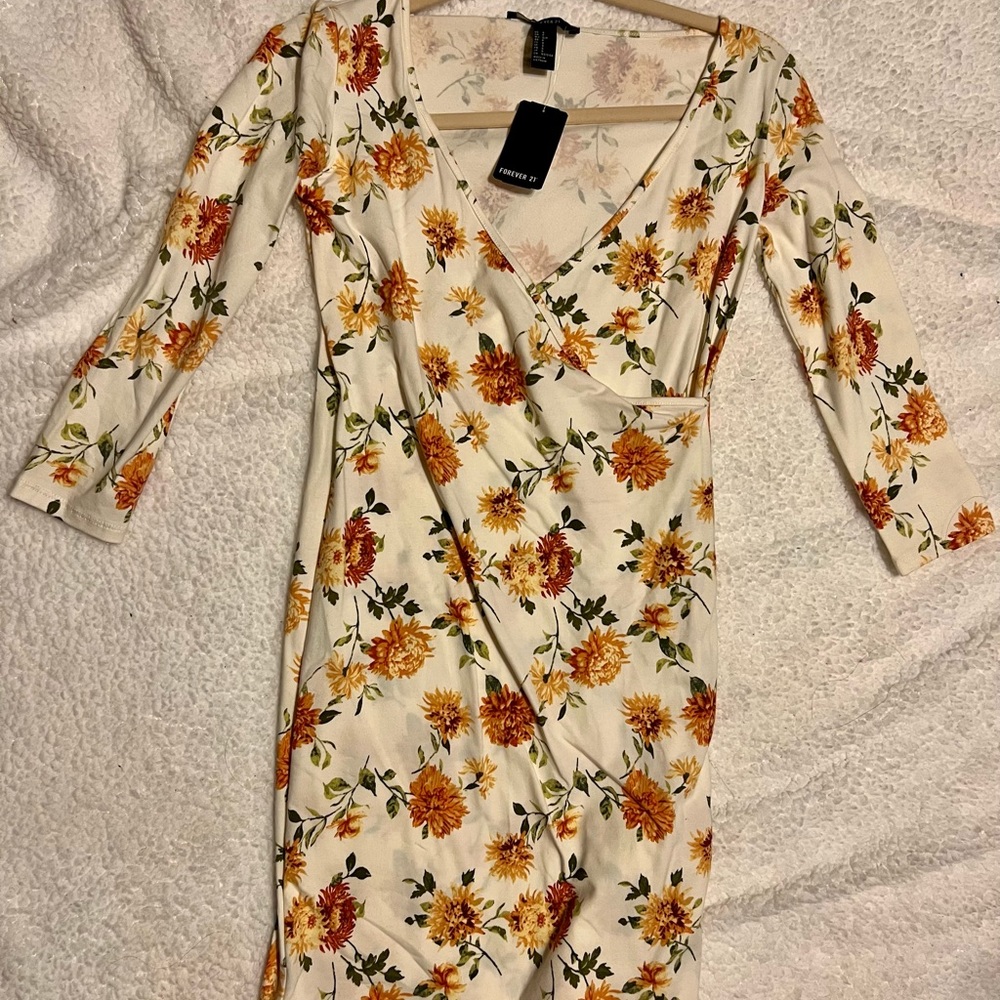 Forever 21 dress V-neck ruche 3/4 sleeve